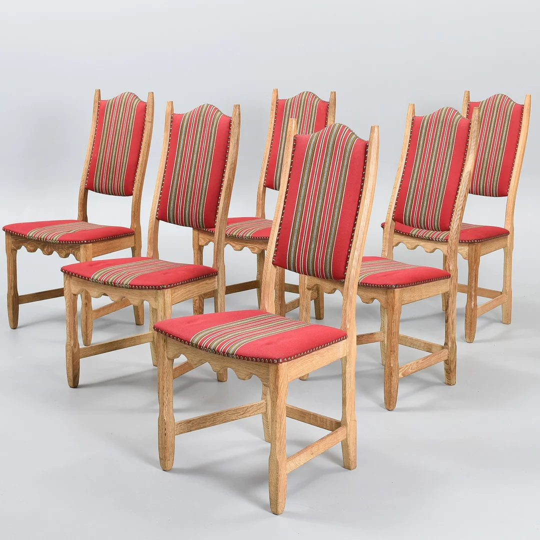 HENRY KJÆRNULF. (1911-1975). Sæt af seks stole i massiv egetræ. Danmark, 1970'erne. — Armchairs & Chairs — Sørensen Auktioner