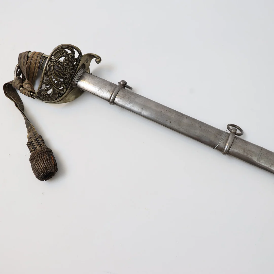 SABEL, för skarpskytteofficer vid Infanteriet, Solingen, 1860-tal, delvis lindat handtag, parerskydd i mässing med genombruten dekor, balja och klinga av stål. Med portepe. — Edged weapons — Falun Auktionsbyrå