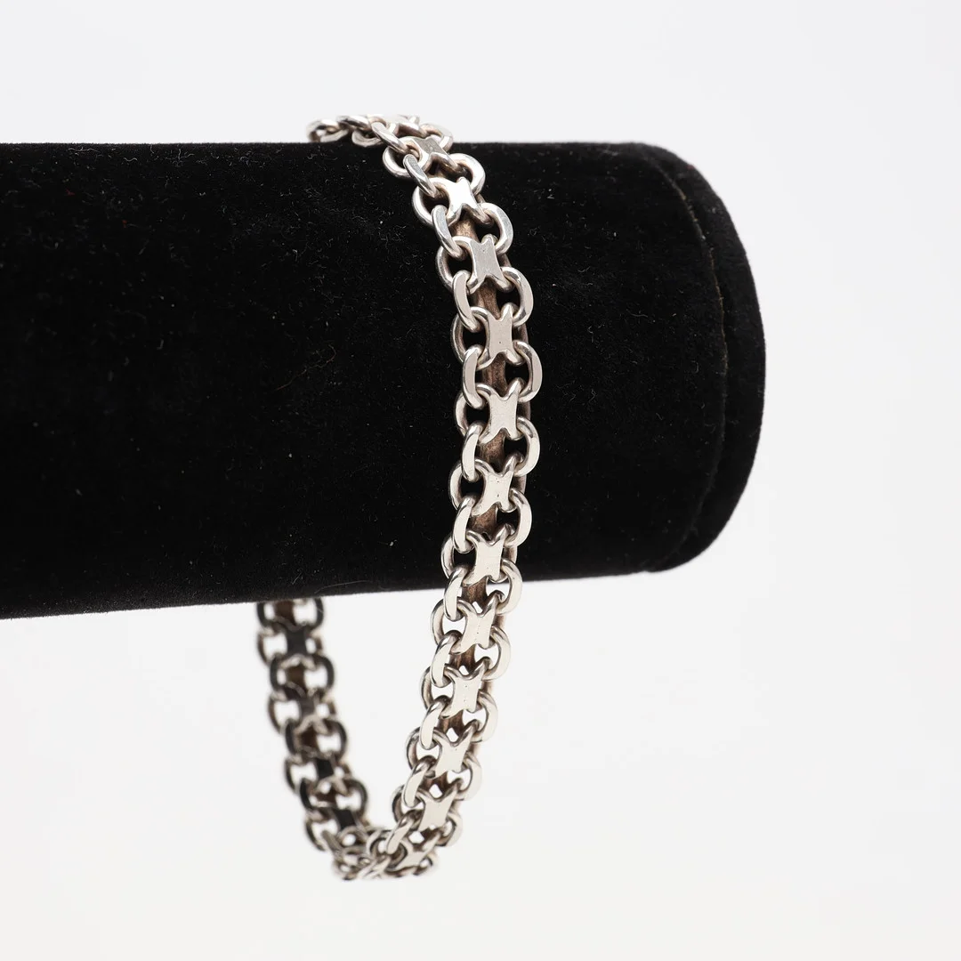ARMBAND, X-länk, silver, vikt ca 16,4 gram. — Bracelets — Borås Auktionshall