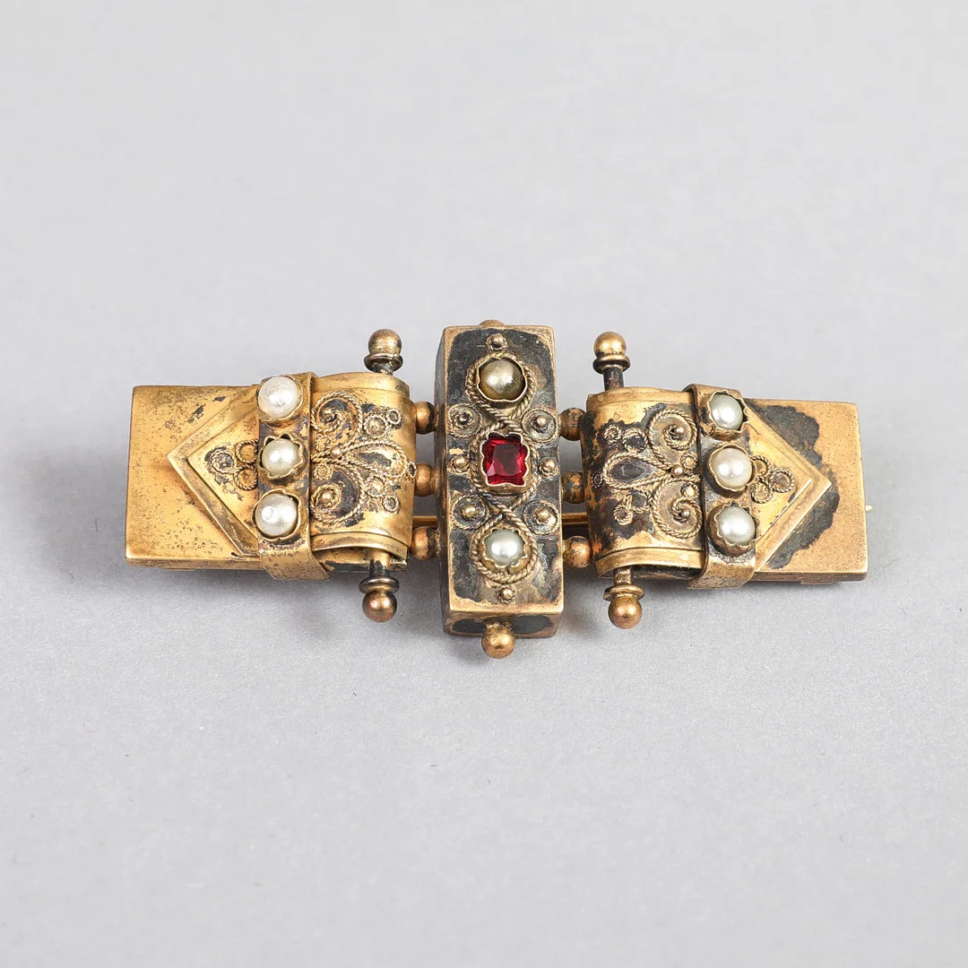 Antik broche af forgyldt sølv, 1800-tallet. — Brooches & Pendants — Bidstrup Auktioner