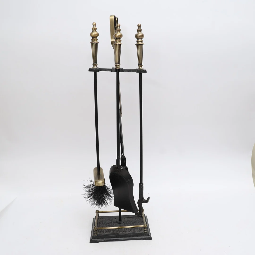 BRASSTÄLL MED UTENSILIER, mässing och metall. — Other metals — Falun Auktionsbyrå