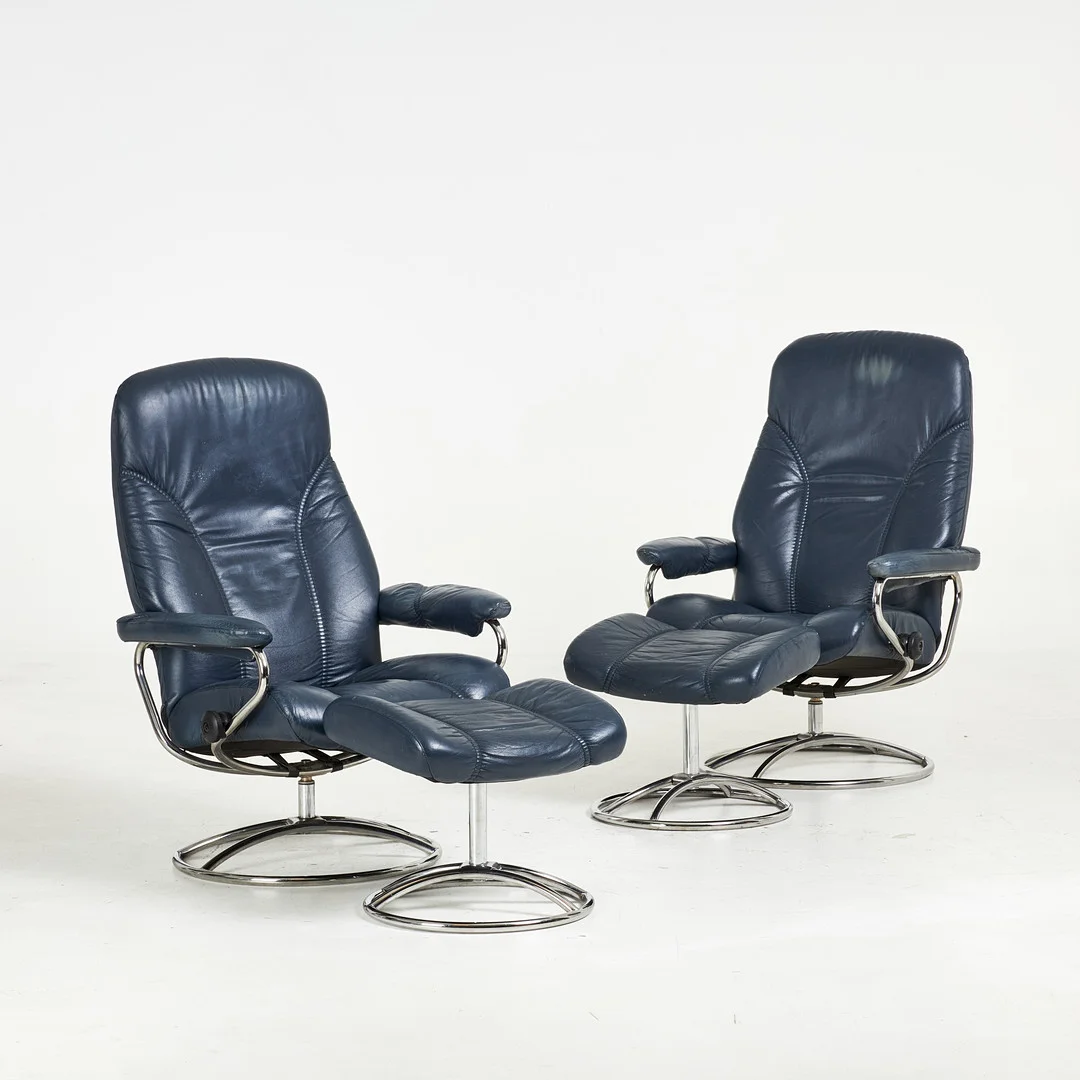 FÅTÖLJER, 1 par, "Stressless", med fotpall, Ekornes, Norge, 1900-talets andra hälft. — Armchairs & Chairs — Stockholms Auktionsverk Sickla