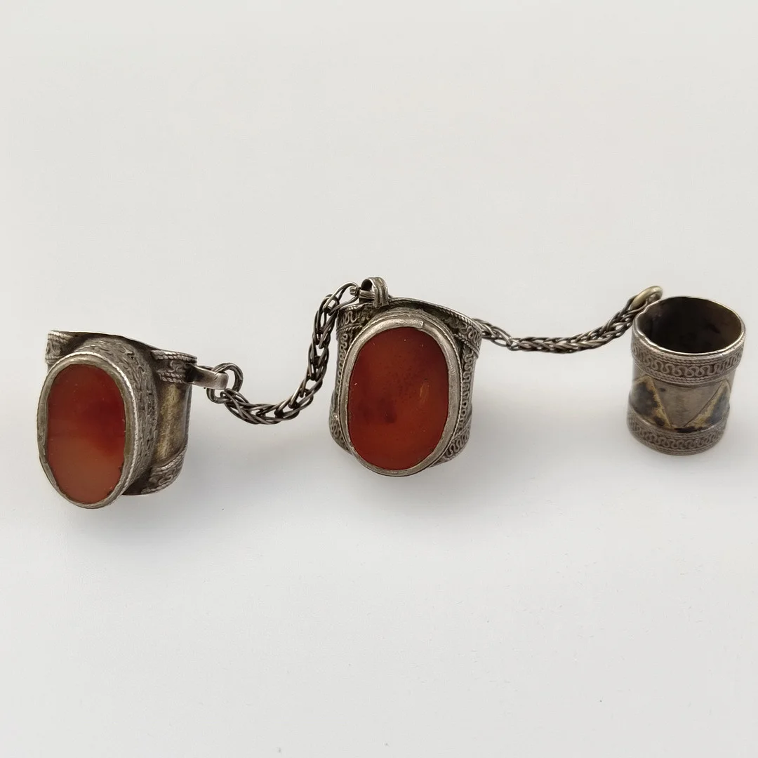 2 Turkmenische Ringe mit Fingerhut "Kökenli Yüsük" - Zentralasien, wohl Afghanistan, 19./Anfang 20. Jh., Silberlegierung. — Other — Auktionshaus Blank