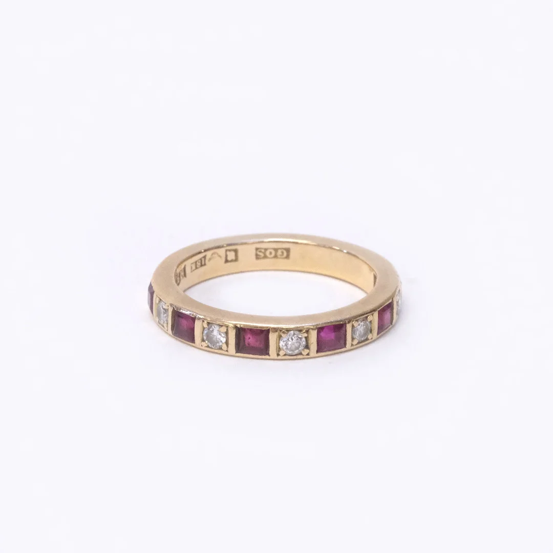 ALLIANSRING MED RUBINER OCH DIAMANTER, 18K GULD. — Rings — Björnssons Auktionskammare