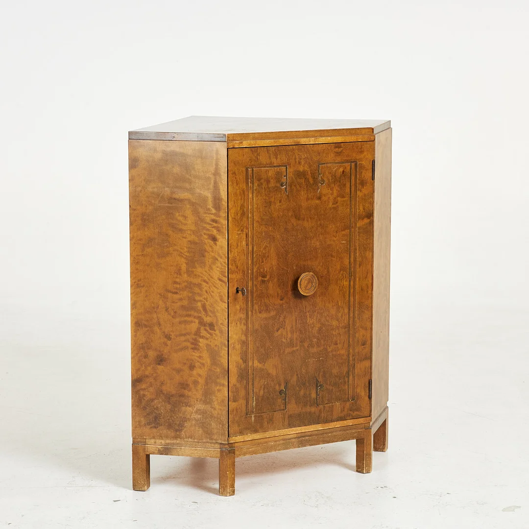 HÖRNSKÅP. Art deco, björk, stämpelmärkt, 1930/40-tal. — Cupboards, Cabinets & Shelves — Stockholms Auktionsverk Sickla