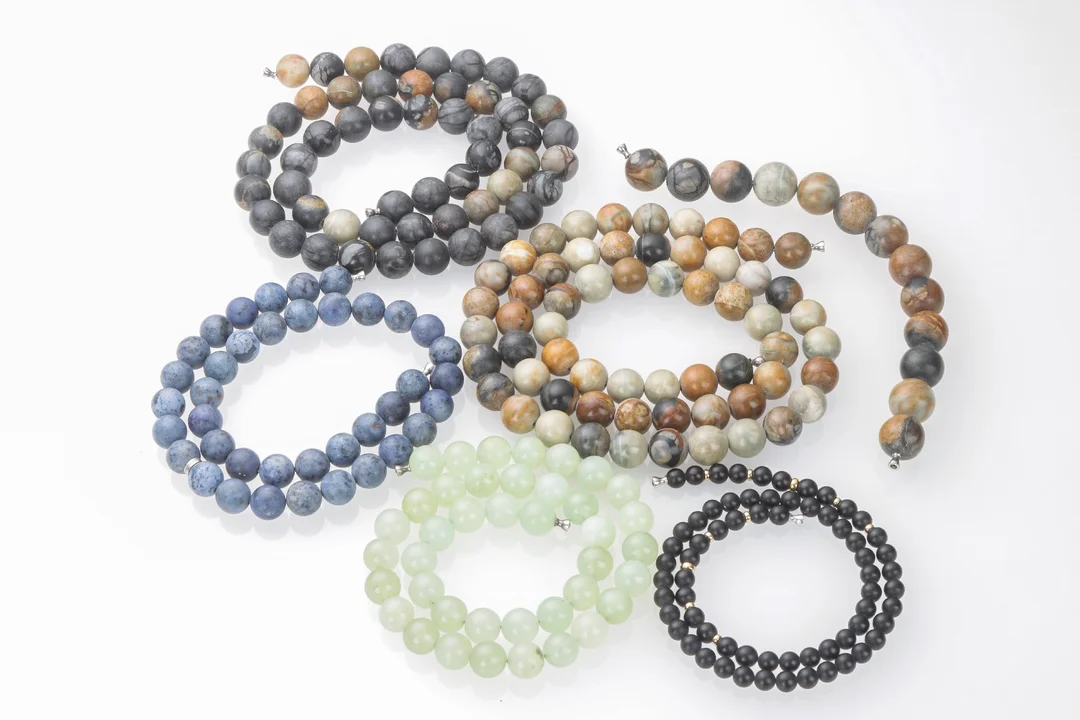 Ole Lynggaard: Five gemstone necklaces and a bracelet with Lynggaard ends. (6) — Jewellery/Necklaces, pendants — Lauritz
