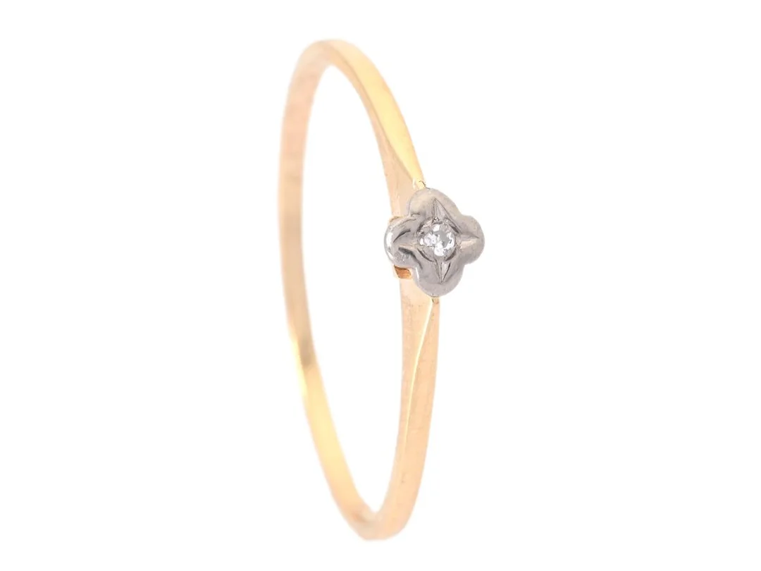 RING, 18K guld, åttkantslipad diamant 0,01 ct, detalj i vitguld, stl 17,75 mm, vikt ca 1,1 g. — Smycken/Ring — Kaplans
