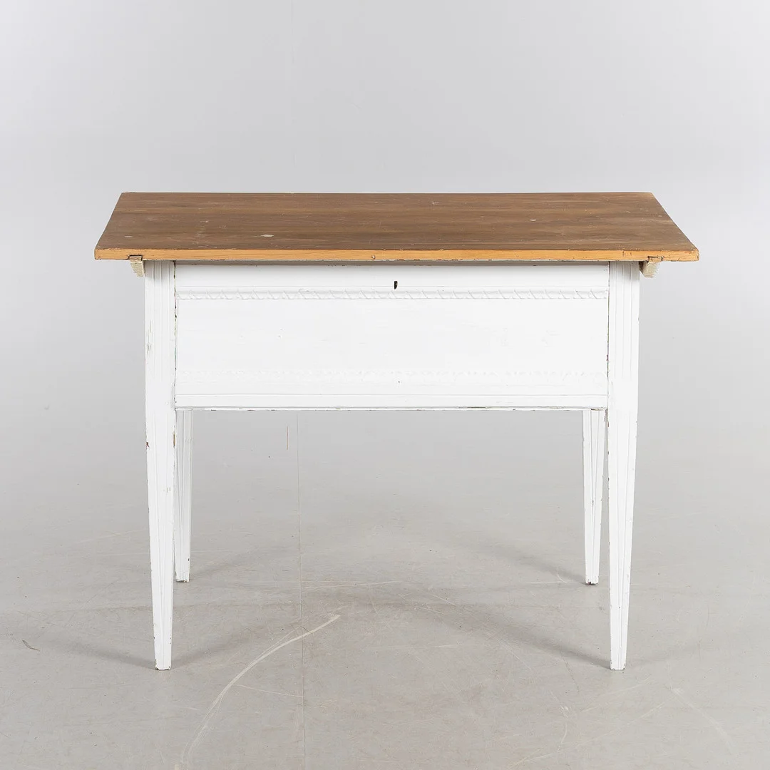 BORD MED LÅDA, S.k "Mössbord", gustavianskt provinsarbete, omkring 1800. — Furniture — Stockholms Auktionsverk Helsingborg