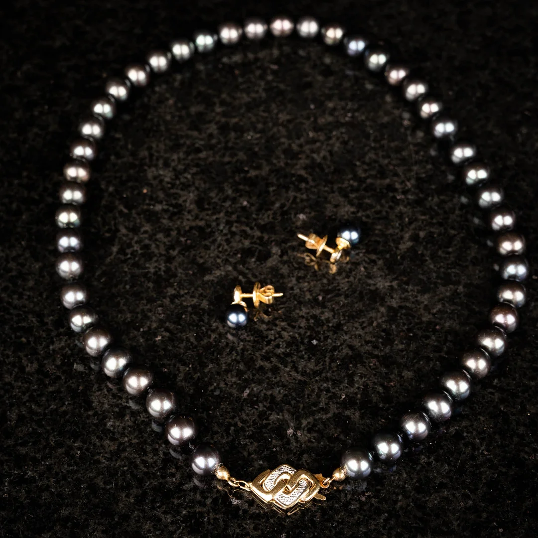 HALSBAND & ÖRHÄNGEN. 18K Guld med hematiter 1900-tal (3st). — Necklace — Norrlands Auktionsverk