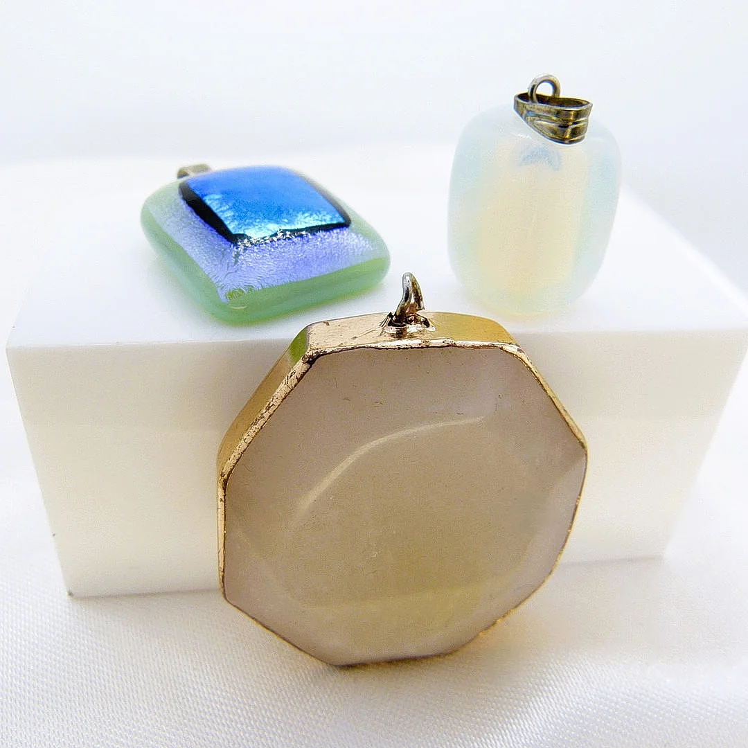 A COLLECTION OF STONE PENDANTS. — Brooches & Pendants — Rumsey’s Auctioneers