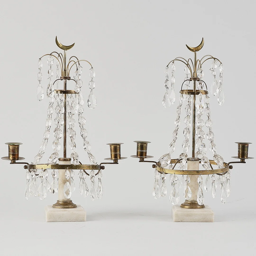 BORDSLYSTRAR 1 PAR, Sengustaviansk stil. — Candlesticks — Metropol Auktioner
