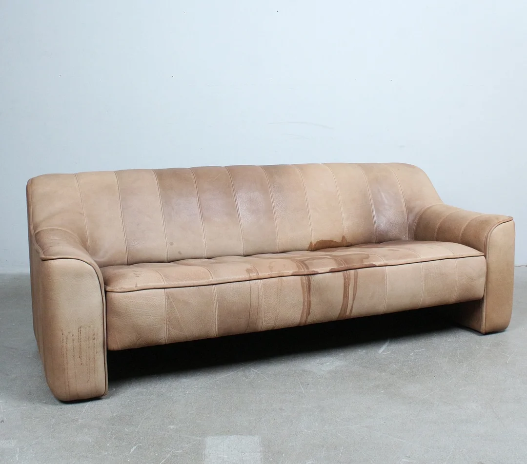 DE SEDE. Sofa / Dreisitzer, Modell 'DS 44', Büffelleder, Schweiz, 1970er Jahre. — Sofas & Seatings — Stockholms Auktionsverk Düsseldorf/Neuss