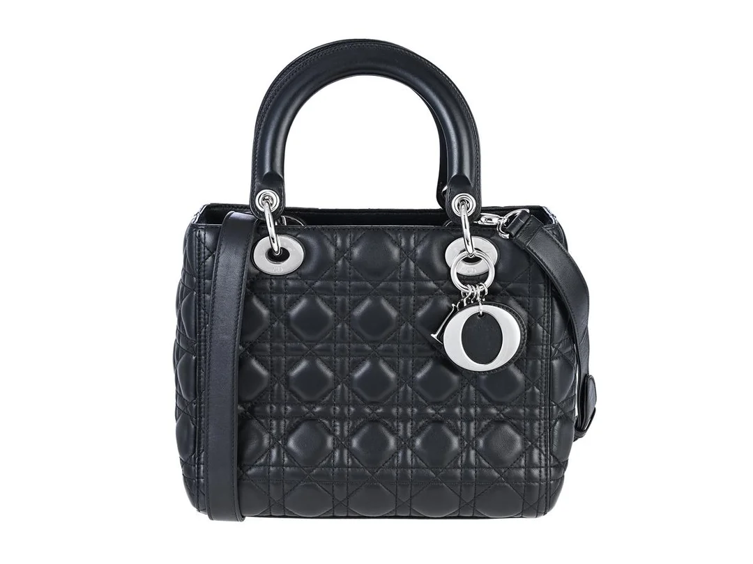 VÄSKA, CHRISTIAN DIOR, Lady Dior, svart quiltat lammskinn, silverfärgade beslag, 24x20x12 cm, märkt 11-MA-0138, år 2018, kvittokopia från 2019, avtagbar axelrem, dustbag. — Accessoarer/Väskor — Kaplans