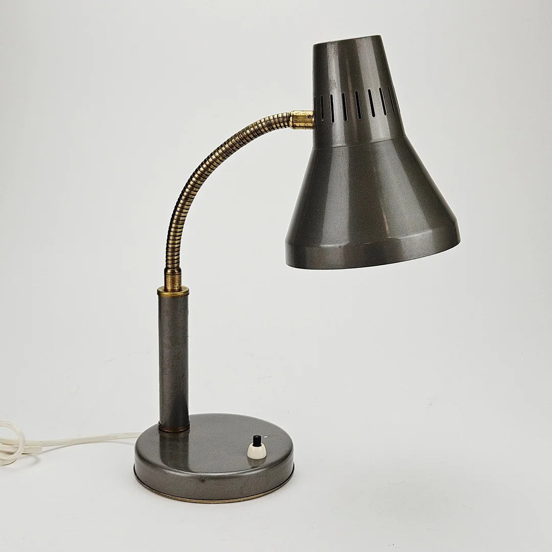 BORDSLAMPA, metall, Hemi-3A, 1900-talets andra hälft. — Table Lamps — Auktionshuset Thörner & Ek