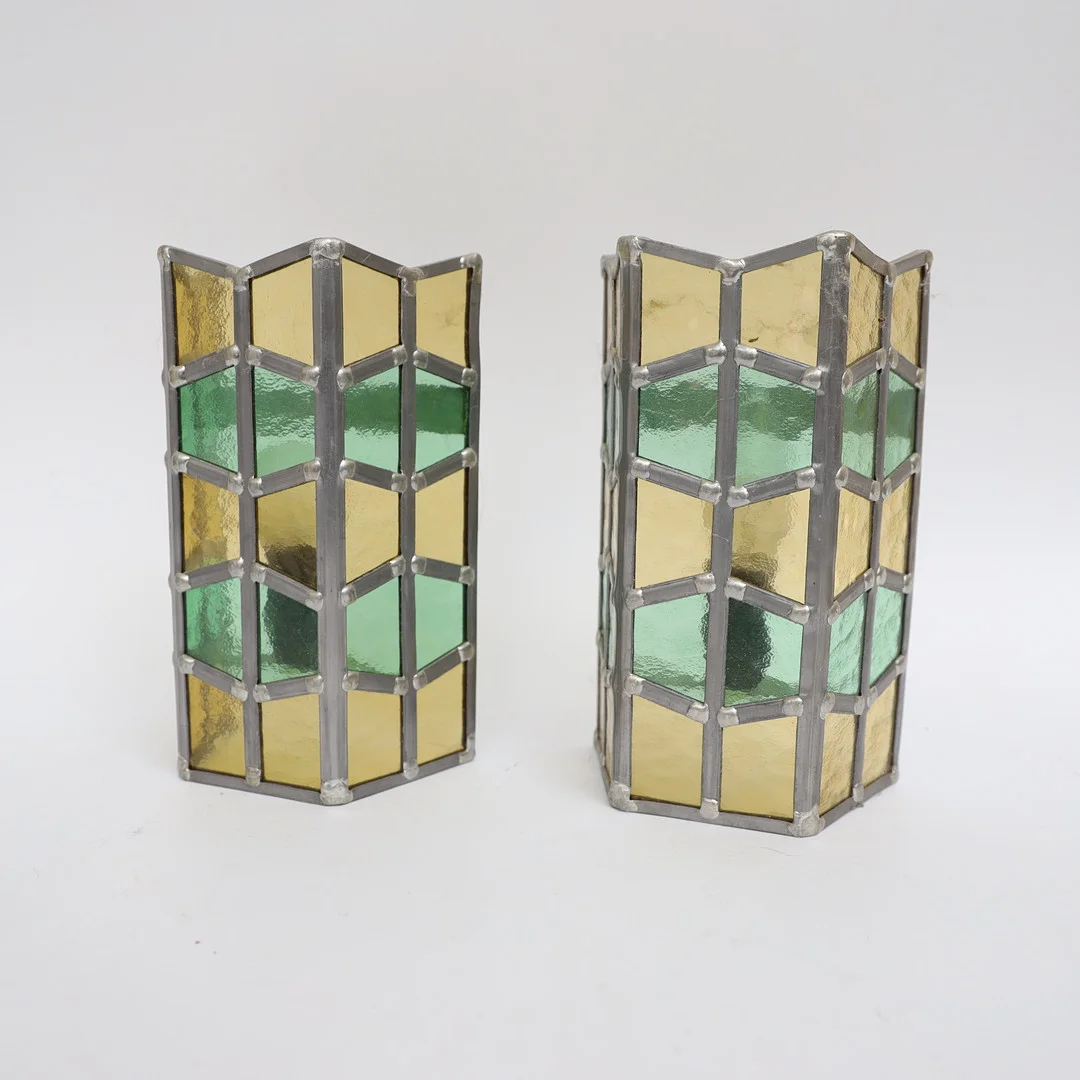 VÄGGLAMPOR ETT PAR, omkring 1900-talets mitt, blyspröjsat olikfärgat glas. — Wall Lights — Falun Auktionsbyrå