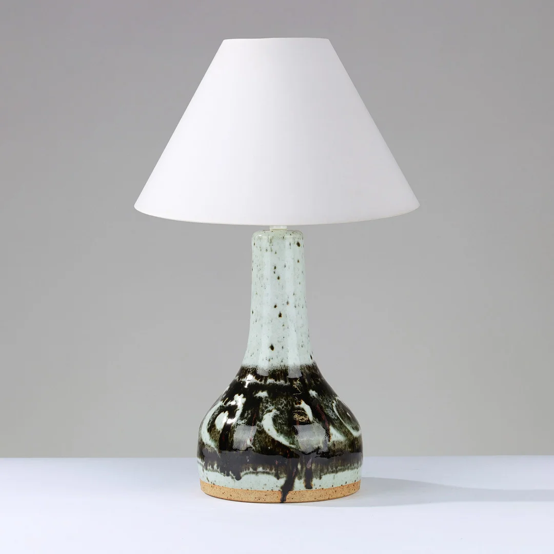 HELLE ALLPASS (1932-2000). Bordlampe af glaseret stentøj dekoreret med mørkt, håndmalet mønster, eget værksted i Espergærde, Danmark, 1960/70'erne. — Table Lamps — Palsgaard Kunstauktioner