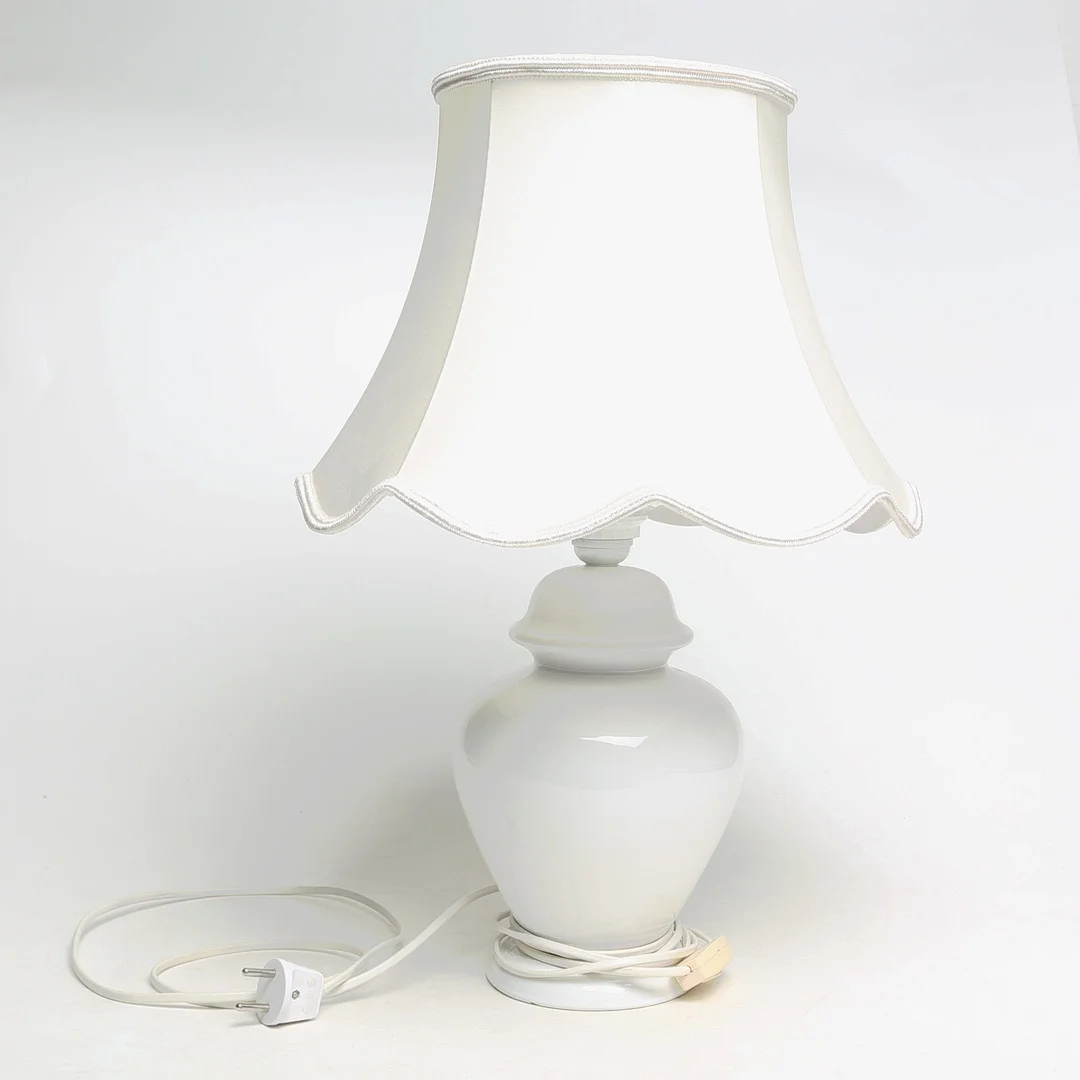 BORDSLAMPA, porslin. — Table Lamps — Kalmar Auktionsverk