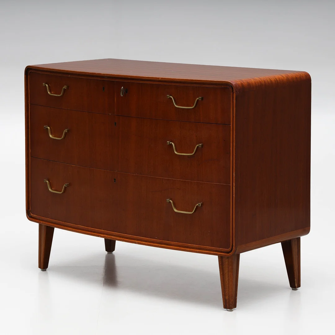BYRÅ. fanérad i mahogny, beslag i mässing, möjligen Axel Larsson, Svenska Möbelfabrikerna, Bodafors, 1940-tal. — Chests of drawers — Auktionsmagasinet Vänersborg