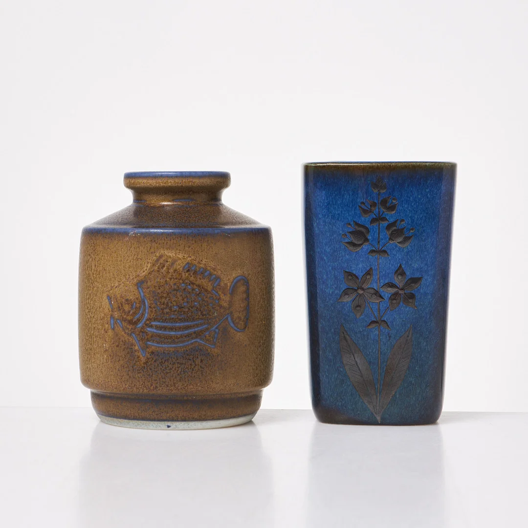 WILHELM KÅGE samt SVEN JONSON. Vaser, 2 st, stengods, Gustavsberg. — European — Stockholms Auktionsverk Sickla