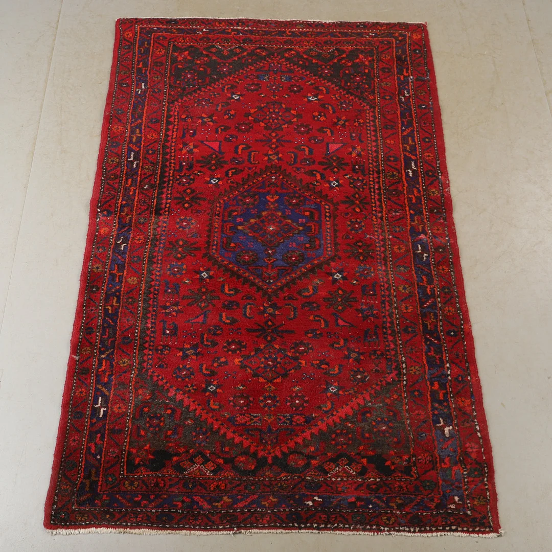 MATTA, orientalisk, 210 x 130 cm. — Oriental Carpets & Textiles — Helsingborgs Auktionskammare