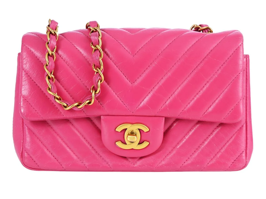 CHANEL, VÄSKA, Chevron Double Flap Bag, rosa kalvläder, guldfärgade beslag, 19,5x10x6 cm, hologrammärkt 21044516, år 2015-2016, dustbag. Good Condition. — Accessoarer/Väskor — Kaplans