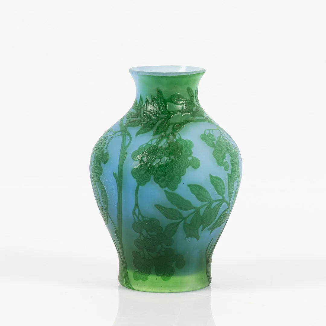 AXEL ENOCH BOMAN. Vas. Glas. Reijmyre. Överfångsteknik i grönt samt blått. — Art glass — Stockholms Auktionsverk Helsingborg