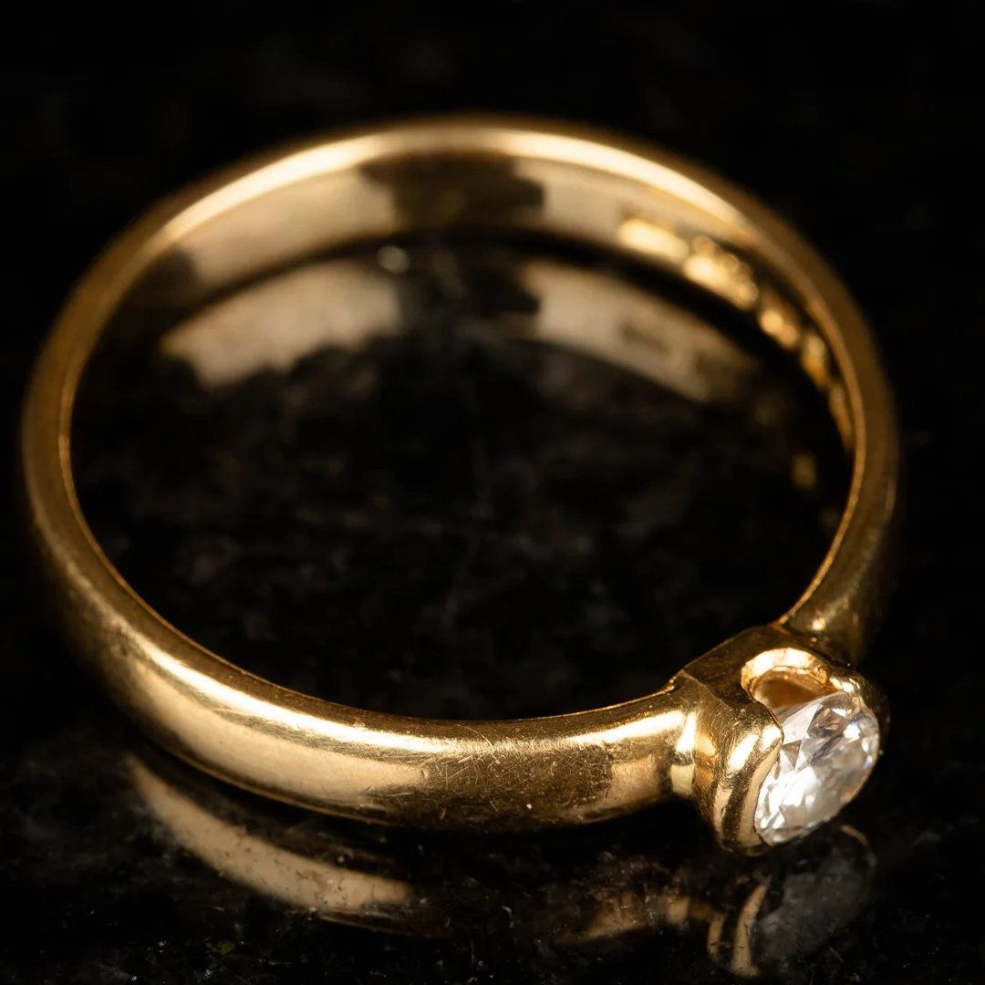 ENSTENSRING. 18K Guld med briljantslipad diamant 2003. — Rings — Norrlands Auktionsverk