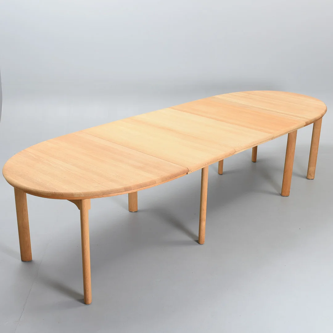 SKOVBY. Ovalt spisebord af massivt egetræ med tre tillægsplader, model DC05 (4). — Tables — Sørensen Auktioner