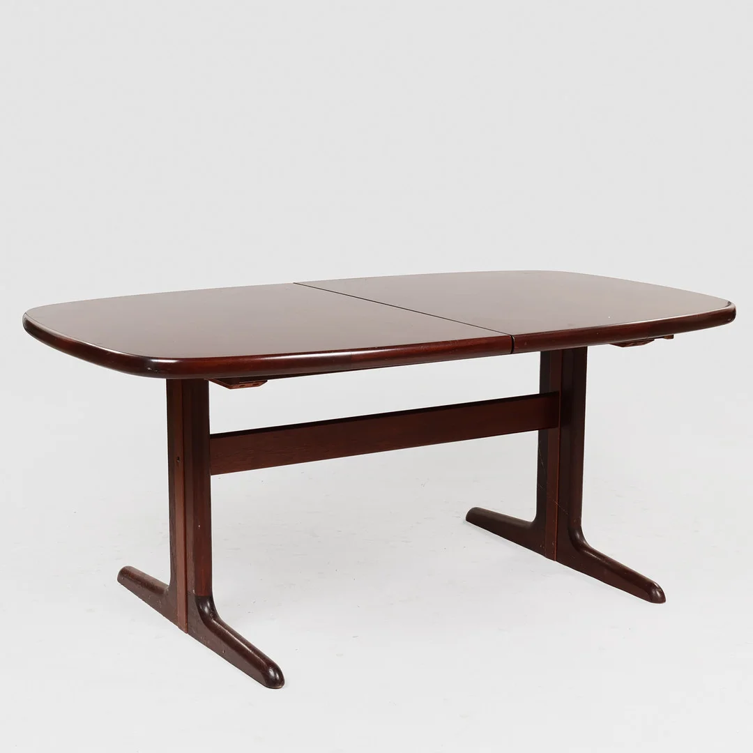 SKOVBY MØBELFABRIK. Ovalt spisebord af mahogni, udtræk og to tillægsplader, Skovby Møbelfabrik, Danmark, ca. 1970'erne. — Dining tables — Palsgaard Kunstauktioner