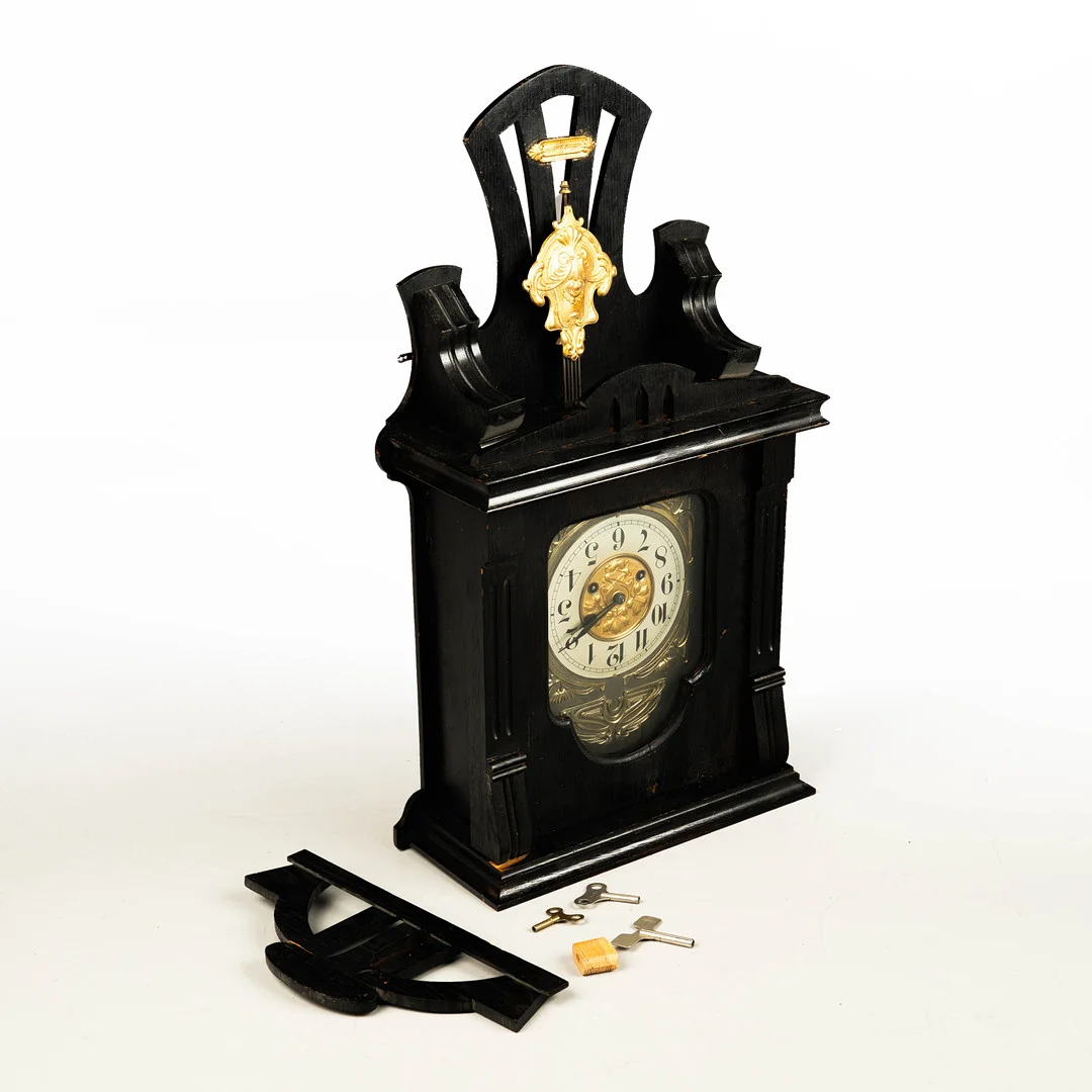 VÄGGUR, Jugend, 1900-talets början. — Wall Clocks — Norrlands Auktionsverk