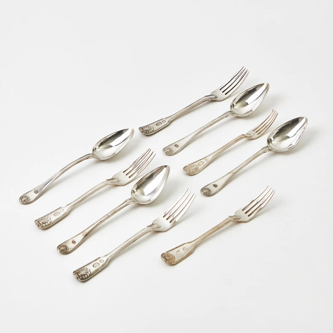 DESSERTBESTICK, 9 stycken, snarlika, silver, av G Möllenborg och JP Grönvall, en mindre gaffel av A Zethelius, Stockholm före 1854. — Silver — Stockholms Auktionsverk Magasin 5