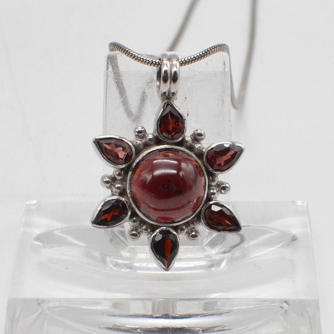 COLLIERANHÄNGER MIT ALMANDIN "SONNE", CABOCHON UND TROPFENFORM, FASSUNG UND SCHLANGENKETTE AUS STERLINGSILBER, VINTAGE. — Necklace — Kunst- und Auktionshaus Kleinhenz