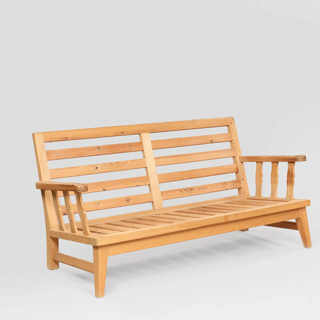 RAGNVALD LEHONARD KROGENÆS. Bænk/to-personers sofa af massivt fyrretræ, Krogenäs Furniture, Norge, 1900-tallets anden halvdel. — Sofas & Seatings — Palsgaard Kunstauktioner