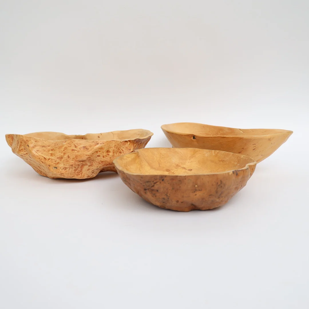 SKÅLAR, 3st, 1900-tal, delvis med brännmärkt och skuren dekor. — Bowls & Boxes — Falun Auktionsbyrå