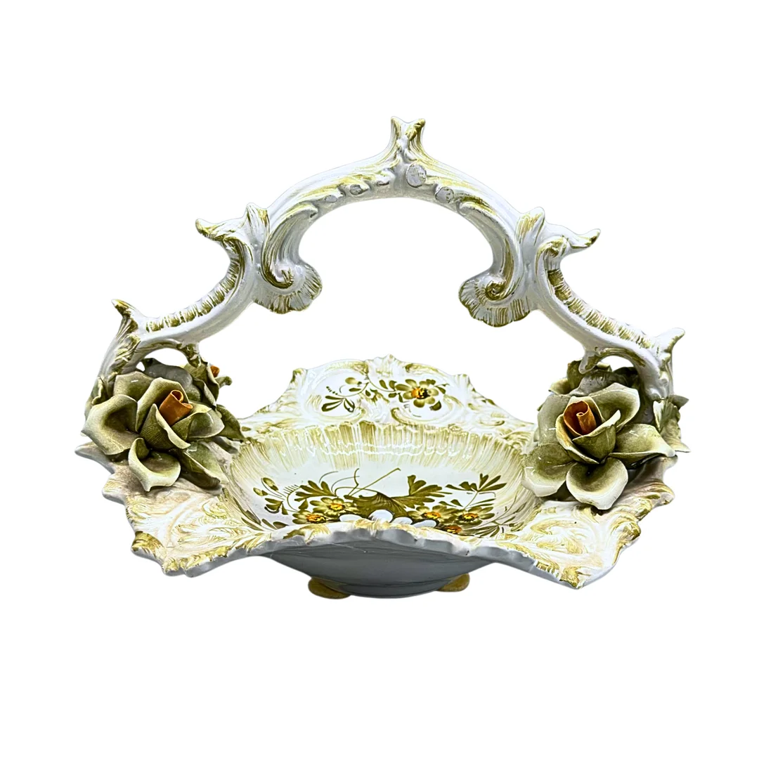 PORZELLANSCHALE IM BAROCKSTIL MIT BLÜTEN UND BLÄTTERN. — European — Auktionshaus Stuber's Hammerschlag