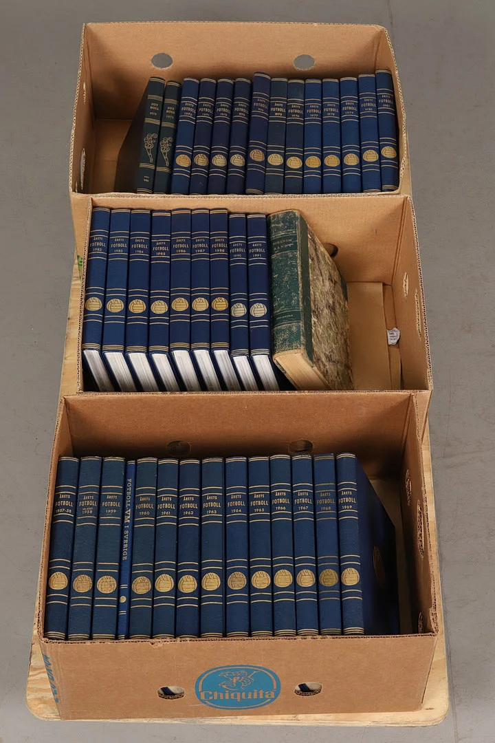 ÅRETS FOTBOLL, 1957-1991, 34 band, samt VM 1958 och fotboll 1970, 1973. — Sports memorabilia — Örebro Stadsauktioner
