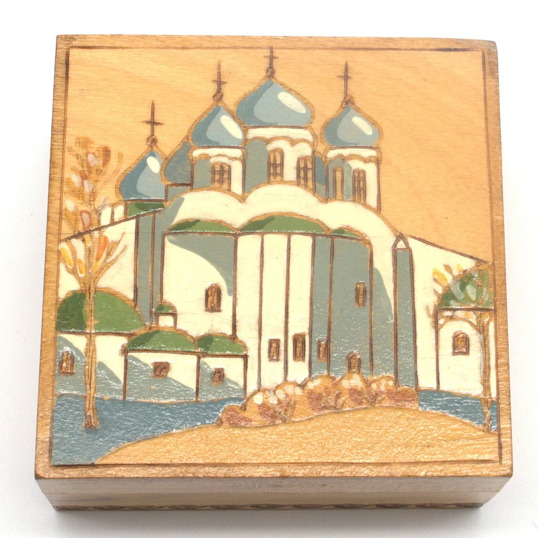 HOLZ DOSE RUSSLAND MIT DARSTELLUNG DER SOPHIENKATHEDRALE, HANDBEMALT, 20. JAHRHUNDERT. — Other — Kunst- und Auktionshaus Kleinhenz