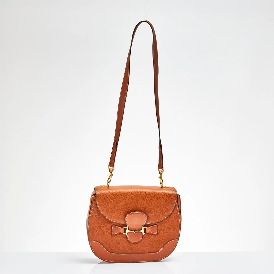 GUCCI, handväska, konjaksbrunt läder, vita stickningar, detaljer i mässing, spänne i sk Horsebit. — Vintage & Designer Fashion — Stockholms Auktionsverk Magasin 5