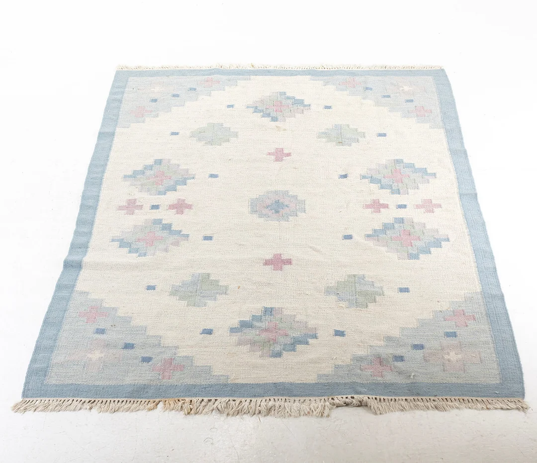MATTA, rölakan ca 240 x 165 cm. — European Carpets & Textiles — Handelslagret Auktionsservice