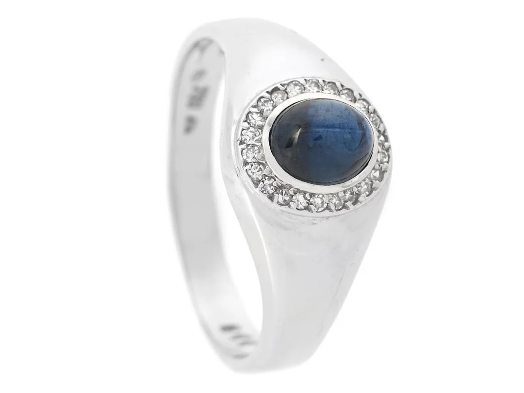 CARMOSÉRING, 18K vitguld, cabochonslipad safir ca 1,06 ct, åttkantslipade diamanter ca 0,11 ctv enligt gravyr, stl 18,75 mm, vikt 4,2 g. — Smycken/Carmoséring — Kaplans