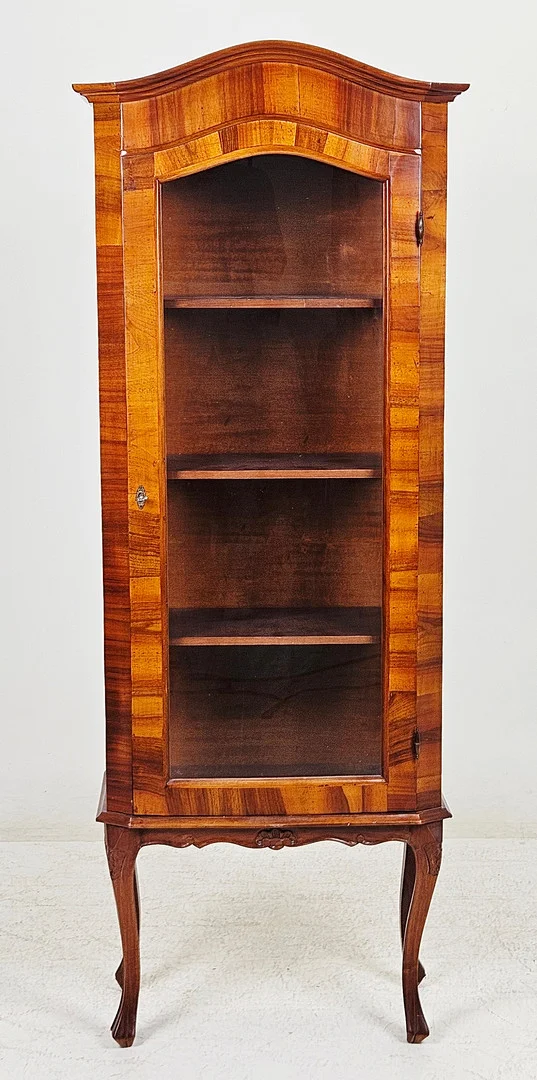 VITRINSKÅP, 1900-tal. — Cupboards, Cabinets & Shelves — Auktionshuset Thörner & Ek