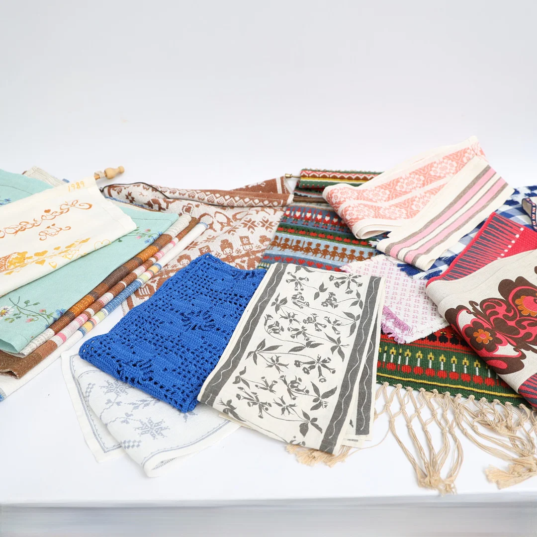 TEXTILIER, dukar, löpare, bonader, delvis broderade. Några i linne. — Textiles — Falun Auktionsbyrå