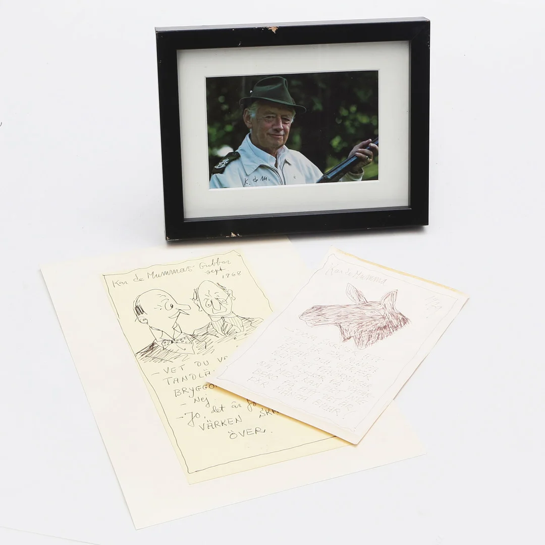 KAR DE MUMMA. TECKNINGAR 2 st oramade, och signerat FOTOGRAFI. — Drawings — Kalmar Auktionsverk