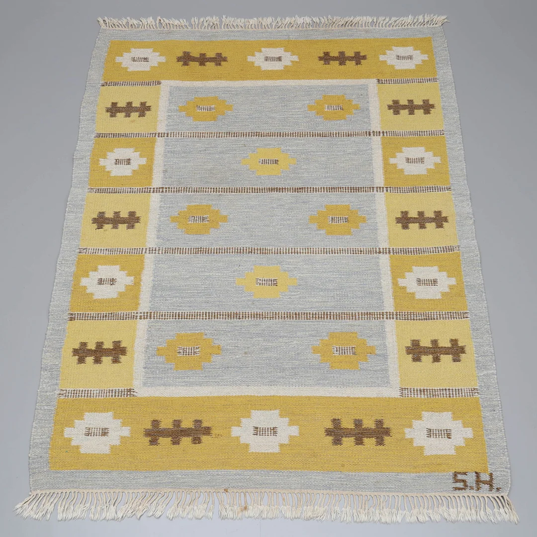 MATTA, röllakan, 230x176 cm, monogramsignerad S.H. — Carpets — Auktionsmagasinet Vänersborg