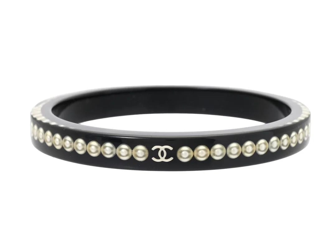 ARMRING, CHANEL, vita imitationspärlor, plast, diameter 6,5 cm, märkt G12 CC A, år 2012, smyckespåse, ask. — Smycken/Armring — Kaplans
