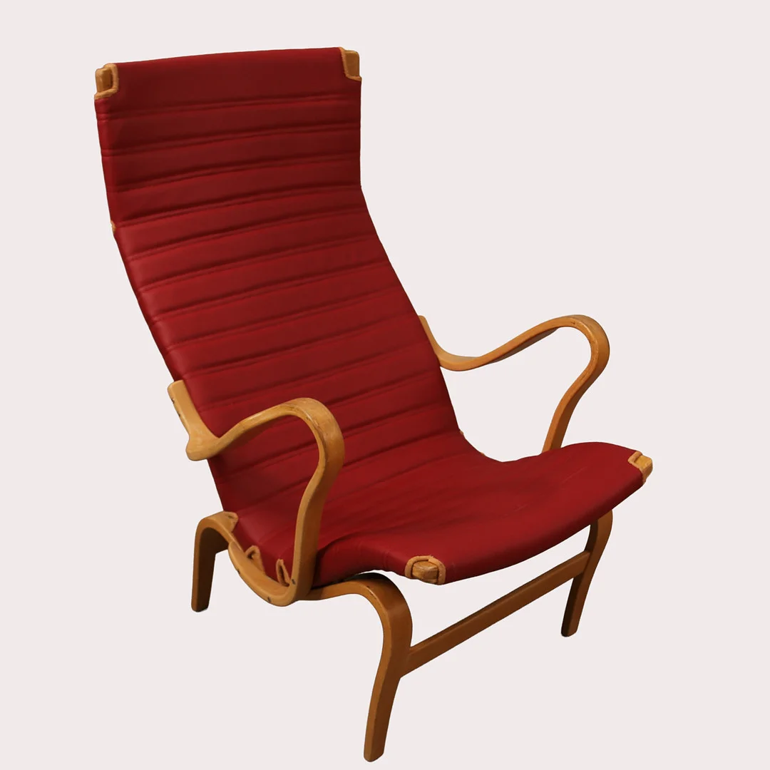 BRUNO MATHSSON. "Pernilla ", vilfåtölj, Firma Karl Mathsson, bok med sits i rött läder. — Armchairs & Chairs — Limhamns Auktionsbyrå