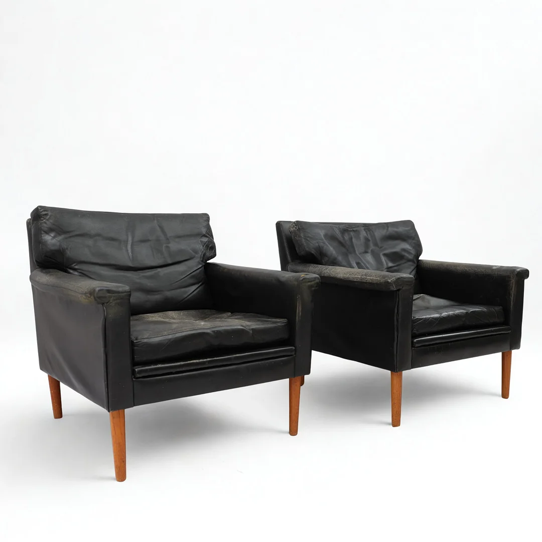 FÅTÖLJER ETT PAR, "Dunelle" Ikea, 1960-tal, svart skinn med ben av trä. — Armchairs & Chairs — Falun Auktionsbyrå