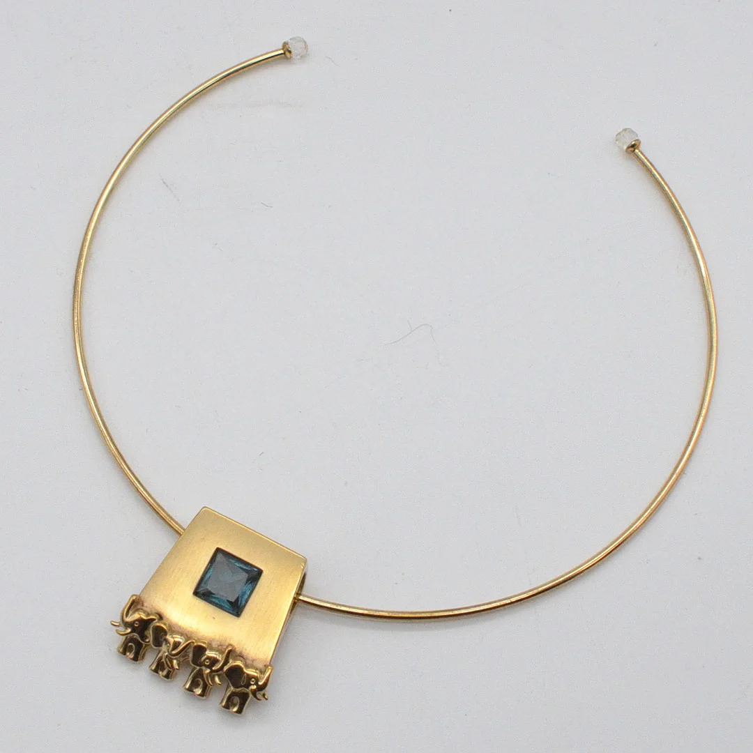 PIERRE LANG. DESIGNERCOLLIER MIT ELEFANTEN, VERGOLDETE FASSUNG MIT BLAUTOPAS IM PRINZESSSCHLIFF, VINTAGE. — Necklace — Kunst- und Auktionshaus Kleinhenz