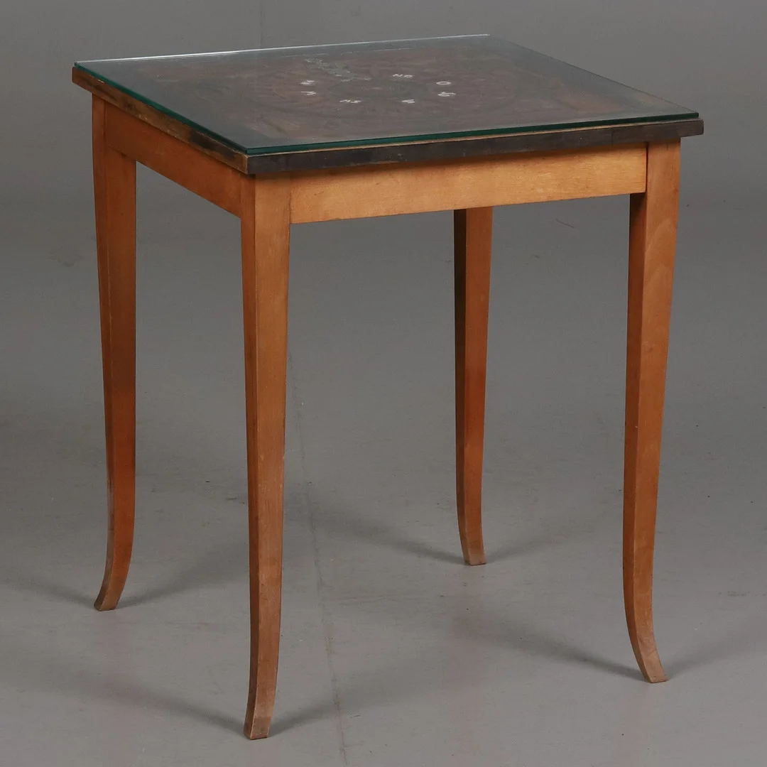 SIDOBORD. Trä med snidad maritim dekor, signerad Hörnkvist, 1900-tal. — Tables — Örebro Stadsauktioner