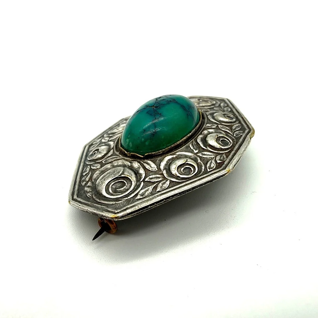 JUGENDSTIL-BROSCHE AUS NEUSILBER MIT TÜRKIS CABOCHON UM 1900. — Brooches & Pendants — Kunst- und Auktionshaus Kleinhenz